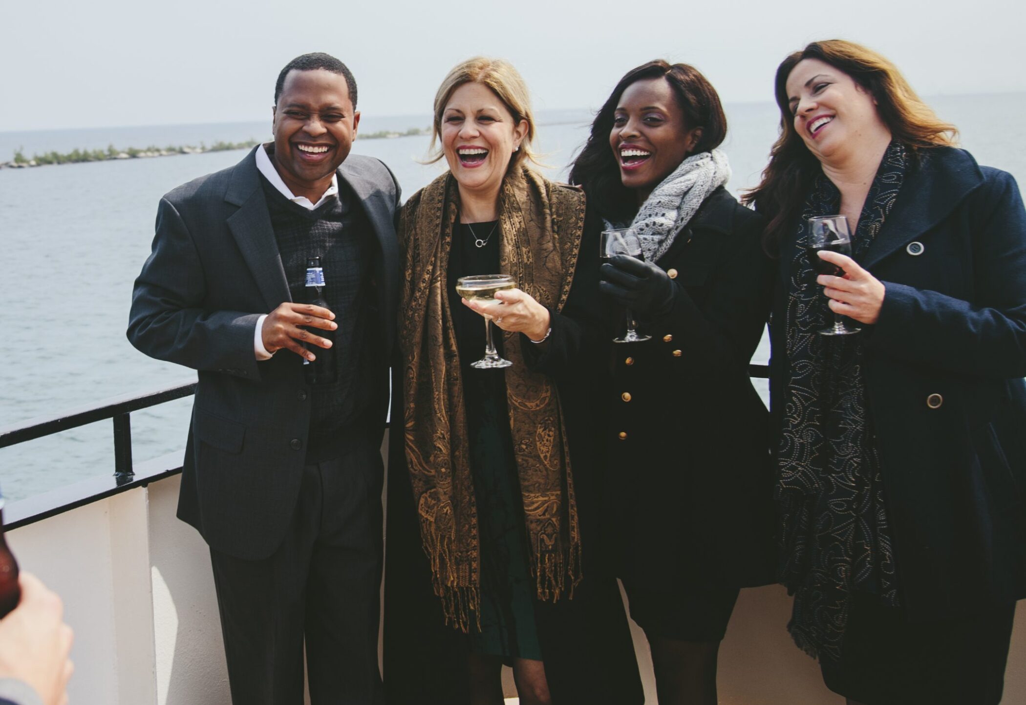 friends enjoying drinks on a Chicago New Year's Eve brunch cruise