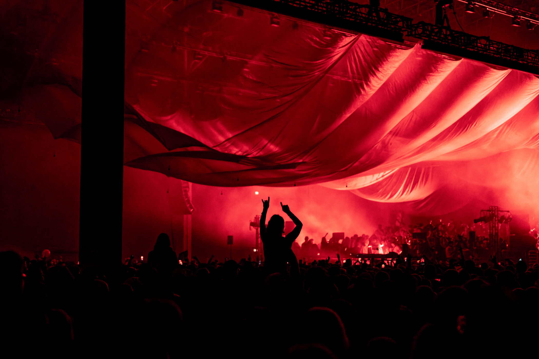 fred again performing at center of crowd with lighting above